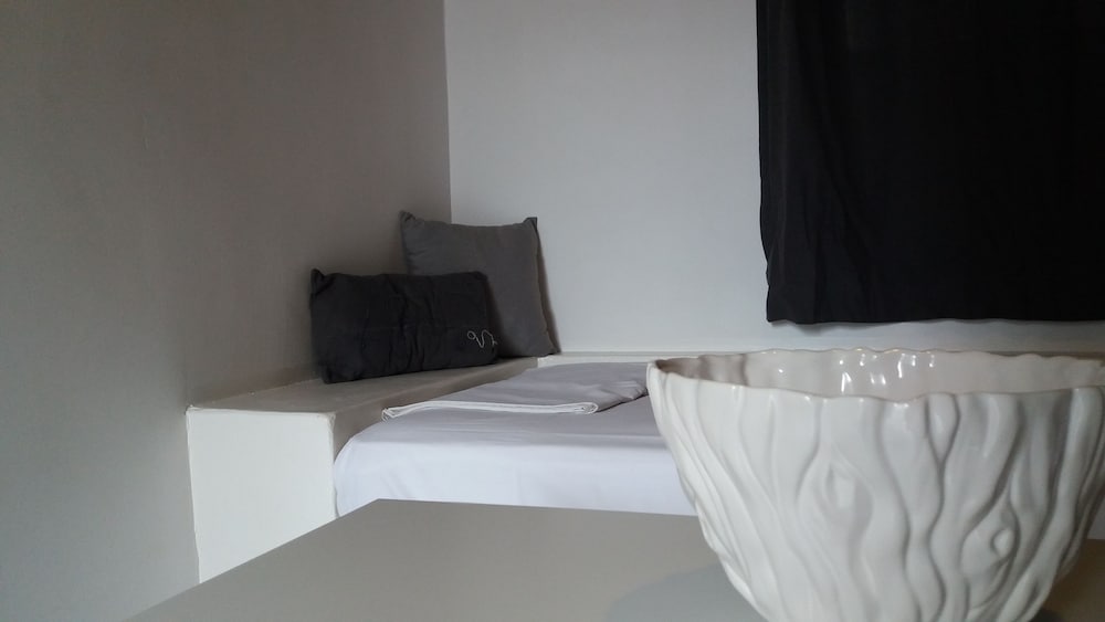 Manos Rooms