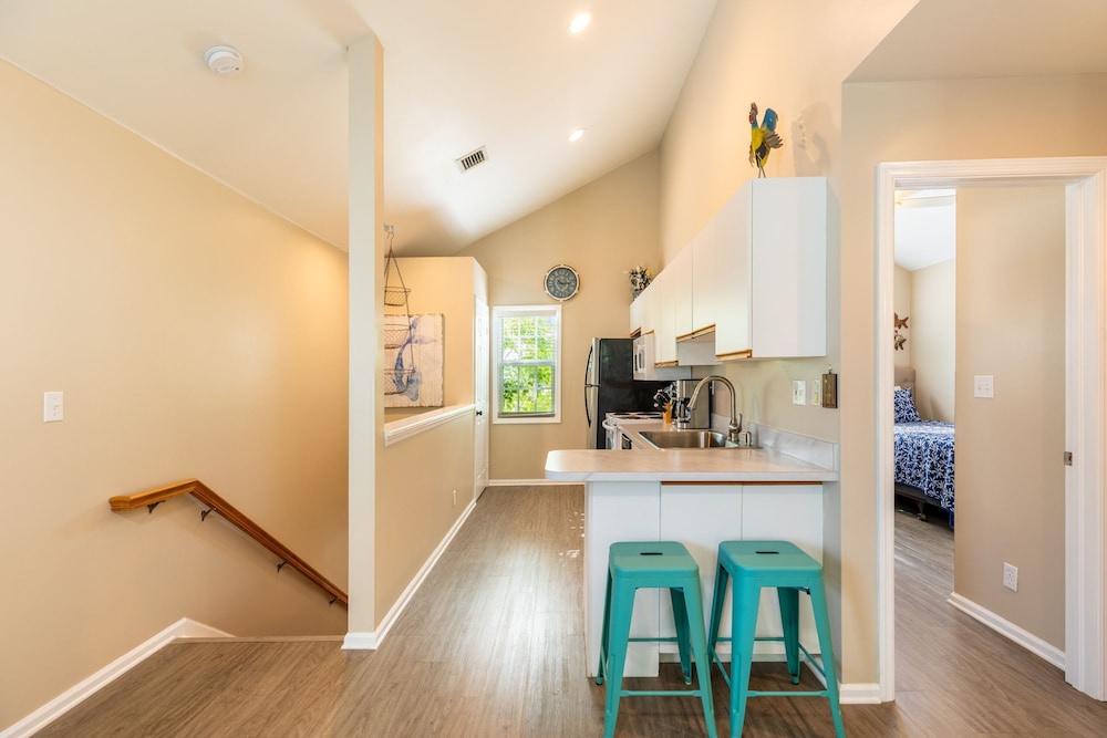 Parrot Perch by Avantstay Old Town Key West w Shared Pool Week Long Stays Only