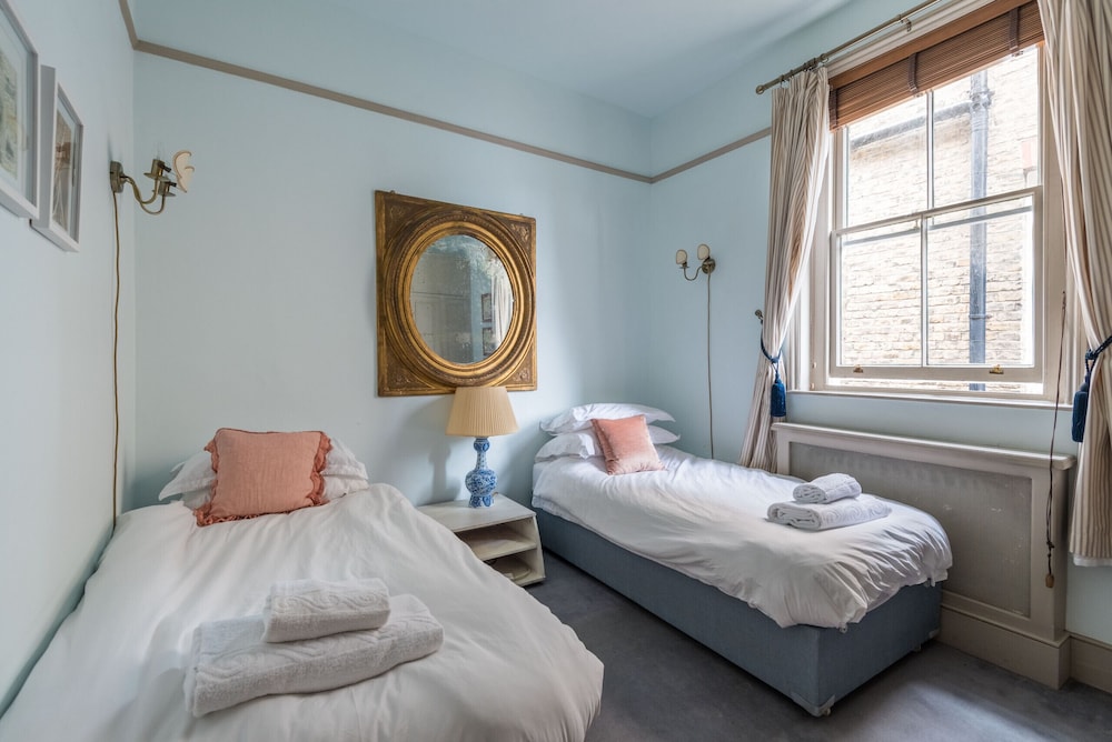 Royal Richmond Family Home by Kew Gardens view 2