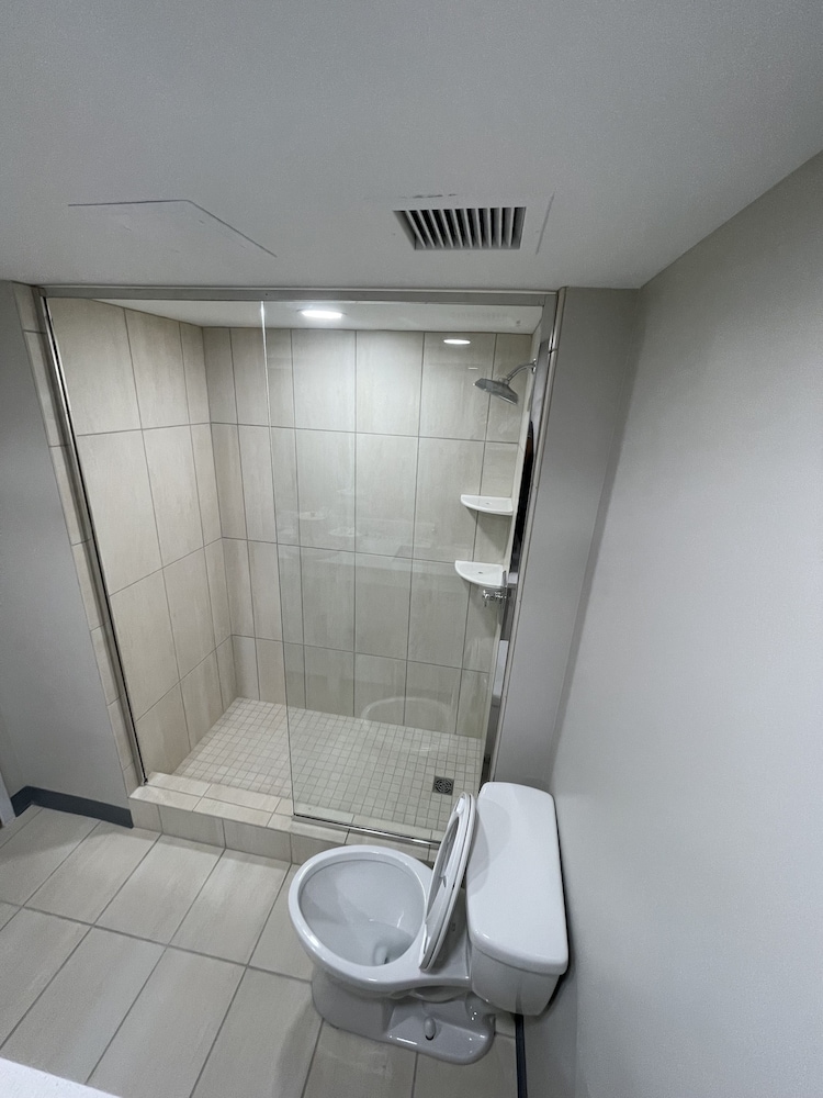 Bloomington Vacations - The Chateau Hotel and Conference Center - Property Image 58