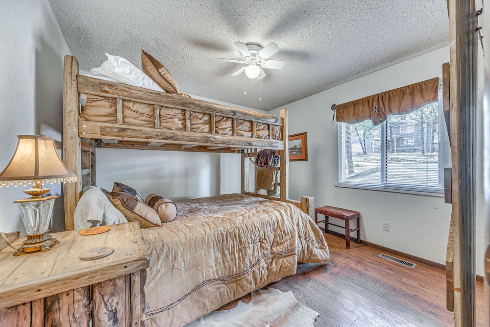 'double D Cabin' w/ Deck, 4 Mi to Grindstone Lake! view 2