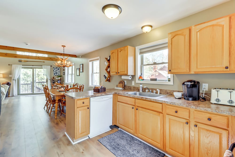 Walk to Lake Harmony: Family Retreat w/ Decks!