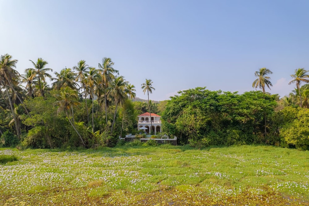Loto Bianco by Hireavilla -4br w Pvt Pool Siolim