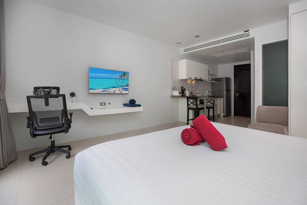 Emerald Hill Patong Apartment 421