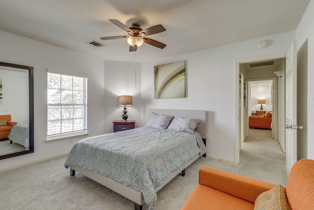 Pool Table & Patio w/ Bar: Spacious Houston Gem!