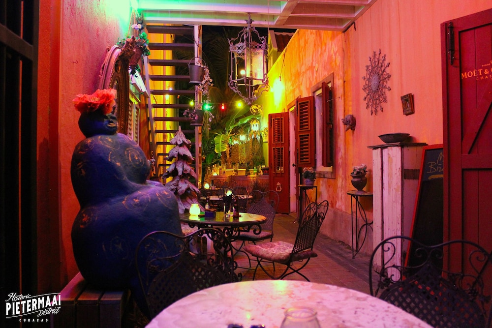 Bed & Bike Curacao Hostel