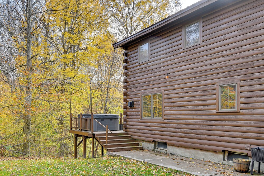 Private Hannibal Cabin With Sauna & Hot Tub!