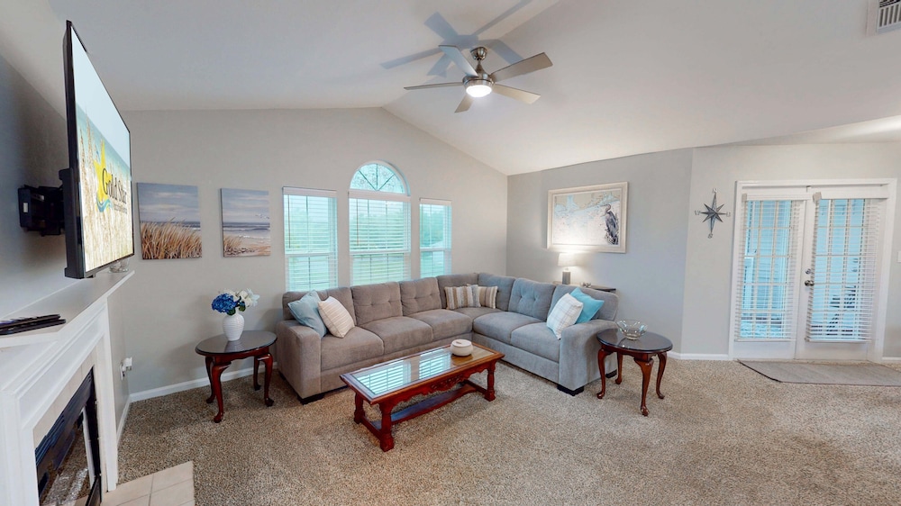 Charming 2BR Condo w/ Private Balcony in Gulf Shores, Pool, Hot Tub