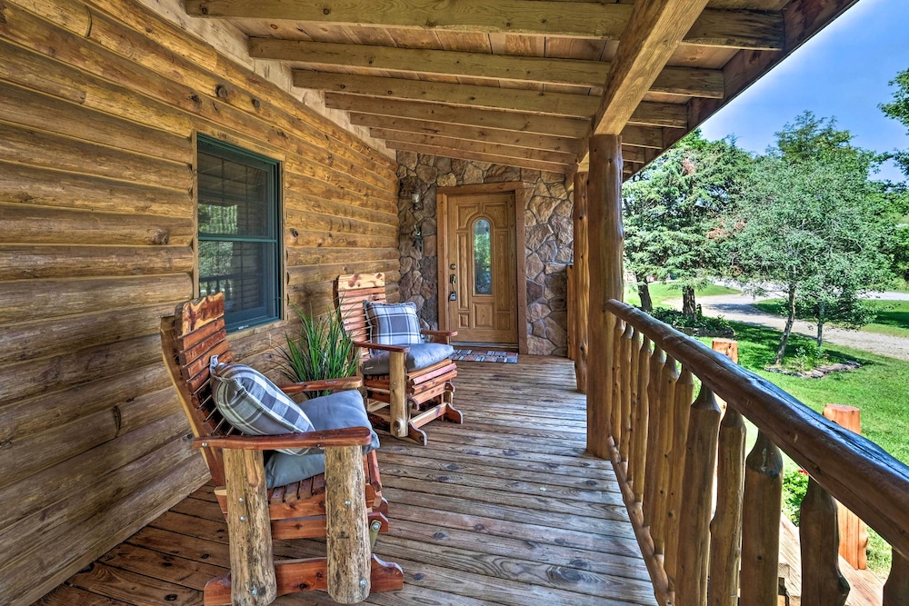 Eureka Springs Area Cabin w/ Deck + 7 Acres! view 2