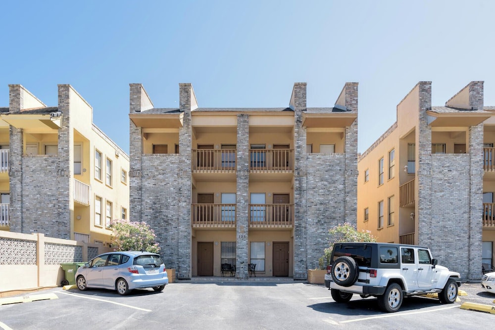 Hotel Charming Family Condo Sleeps 6 Next to Beach! - Image 1