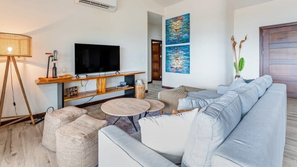 Beautiful House with Sweeping Ocean Views, Modern Design, and a Private Infinity Pool