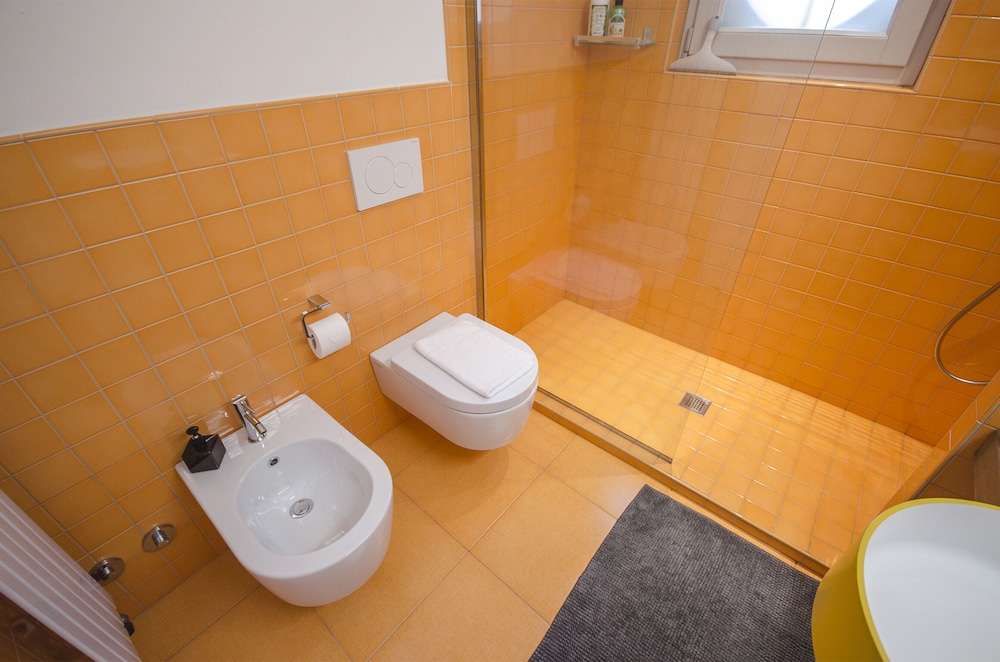 Luxury 65mq Under the 2 Towers view 4