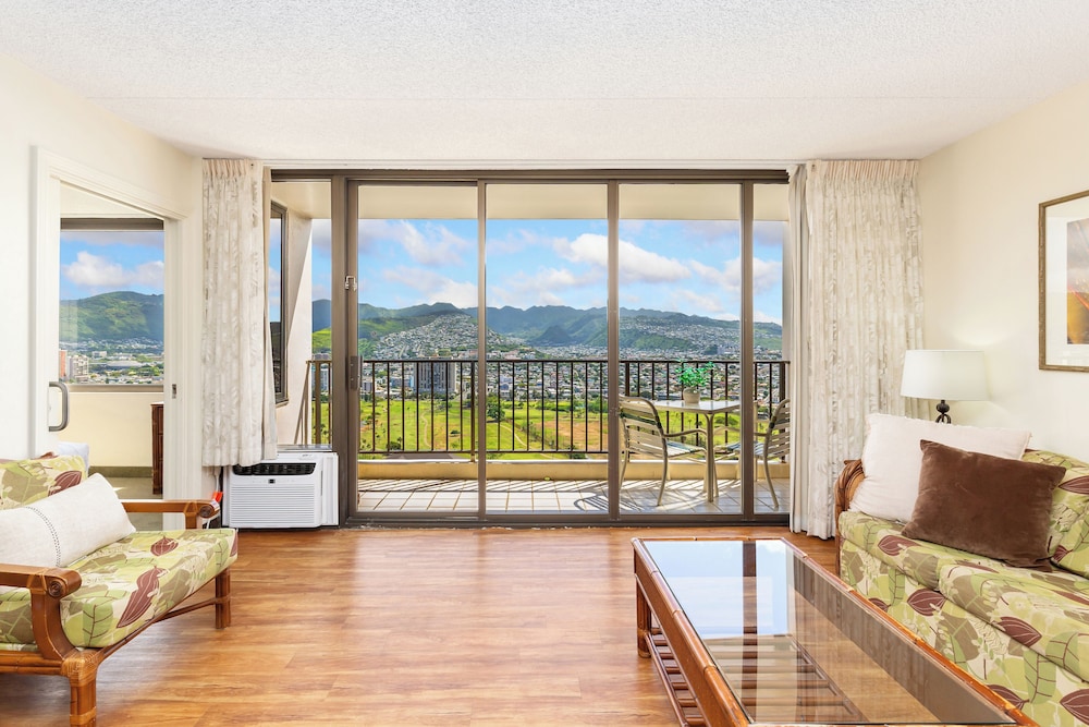 Waikiki Banyan 3409