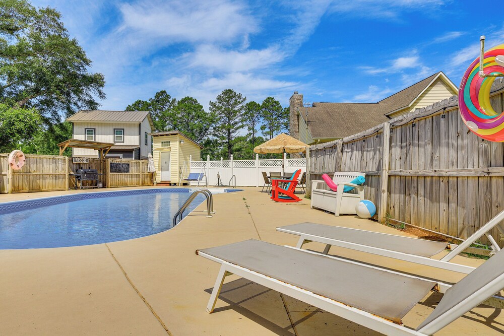 10 Mi to Mobile Bay: Family Apt in Silverhill!