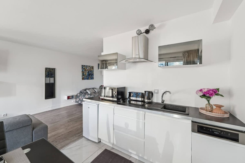 Spacious Studio Balcony -La D Fense-bail Mobilit
