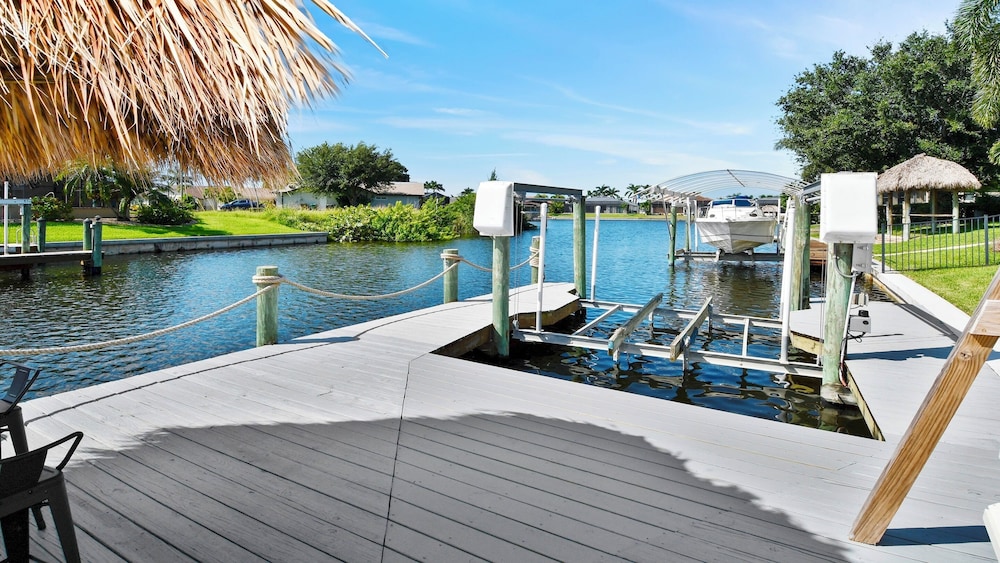 Mei Jing Waterfront Pool and Tiki Hut-must see
