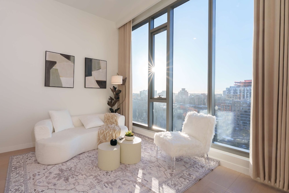 New Luxury Penthouse w Pool Gym in Flushing
