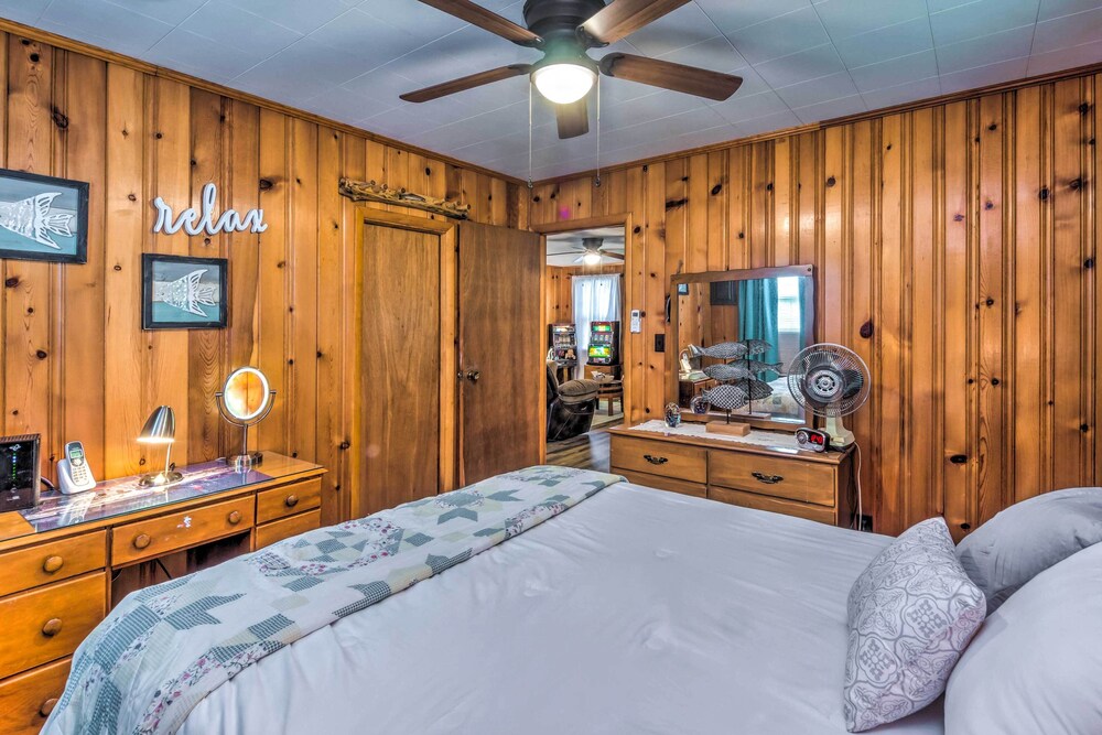 Cozy Kentucky Cabin w/ Sunroom, Yard & Views! view 3