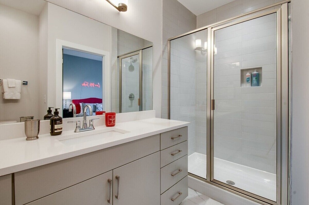 King Queen 2 Homes - 24 Beds City Views