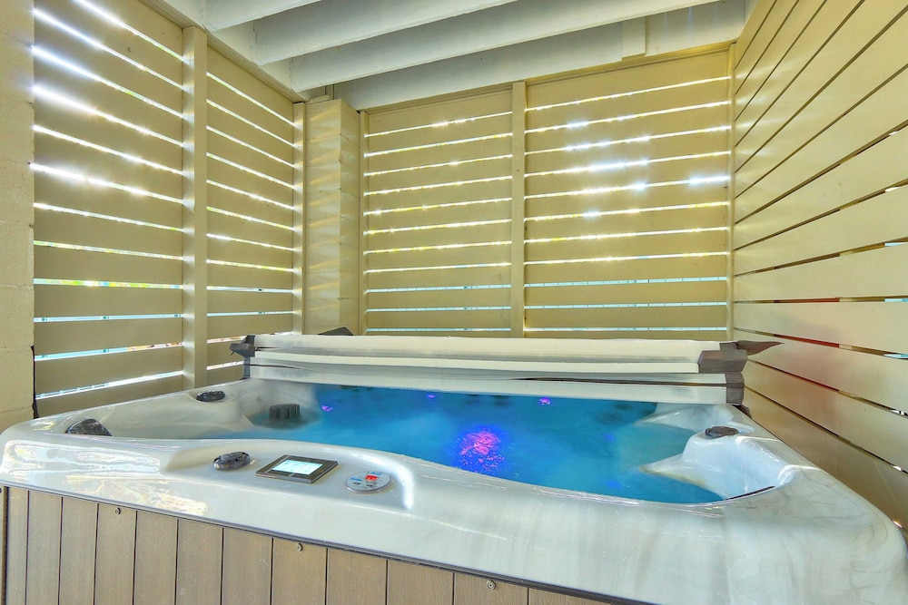 Beachside Boardwalk & Views Pool + Hot Tub 202 on the Sound