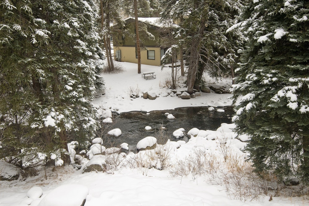 Alpine Creek #6 4 Bedroom Home by RedAwning