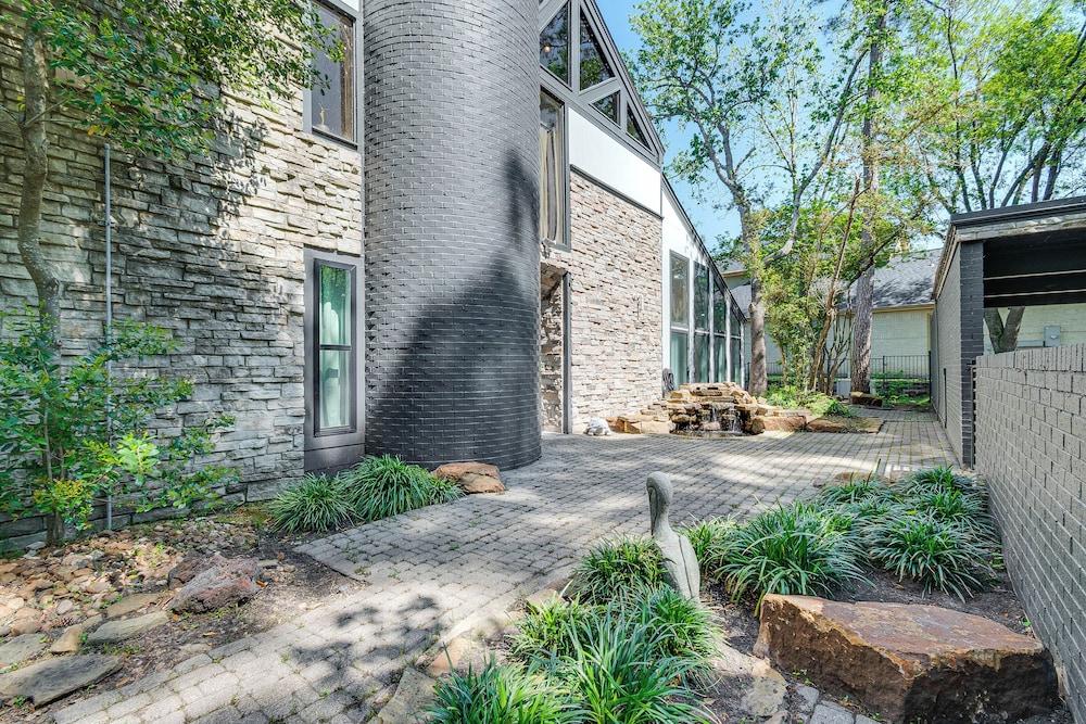 Luxe Family Gem in Montgomery: 'the Lake House!'