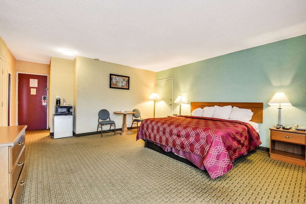 Tampa Vacations - Econo Lodge Busch Gardens - Property Image 63