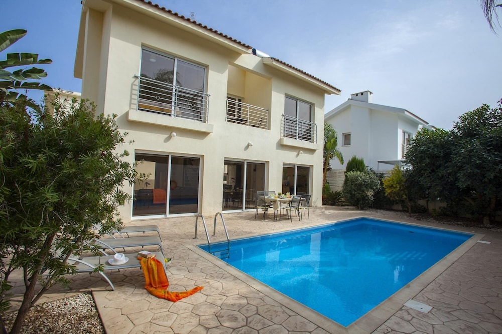 Cliantha in Protaras