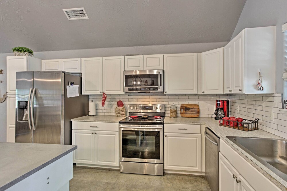 Walk to Lake Texoma! Modern Retreat w/ Game Room
