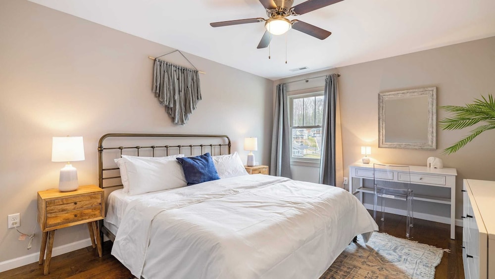 10 Townhomes, Sleeps 89 6 Mins to DT Asheville Sycamore Cove by Avantstay
