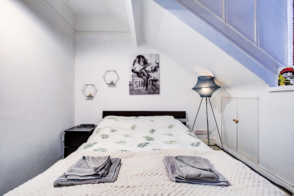 Entire Artistic Open-plan Top Floor Apartment view 3