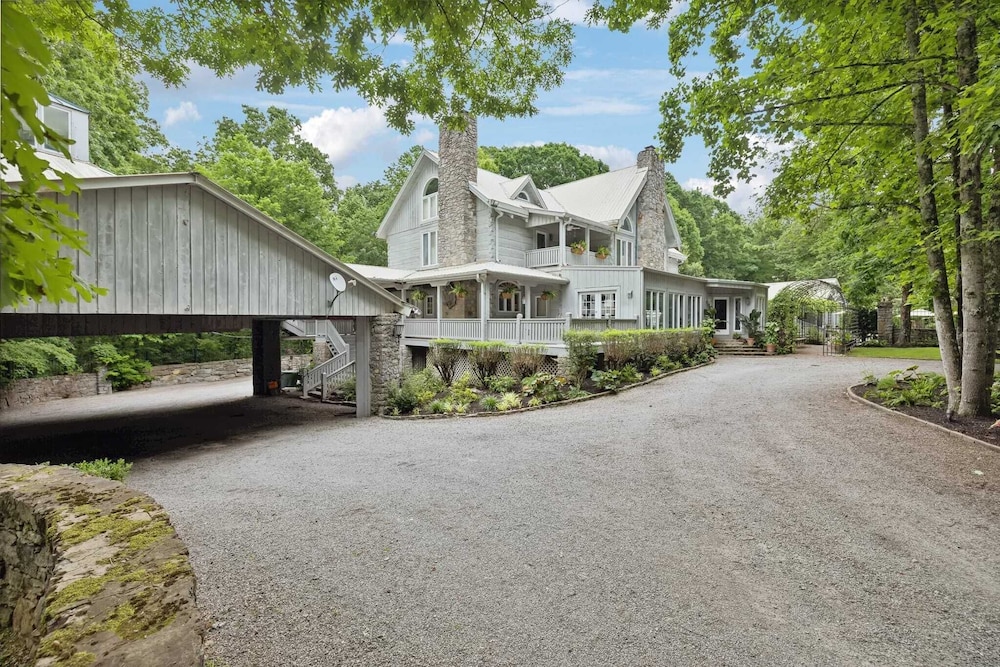 35 Acre Villa w/ Pool, Spa, Wine Cellar & Gym + Near Golf Club La Pearla Ranch by Avantstay