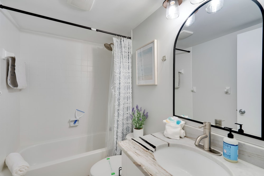 7 Mi to River District & Beach: Fort Myers Retreat