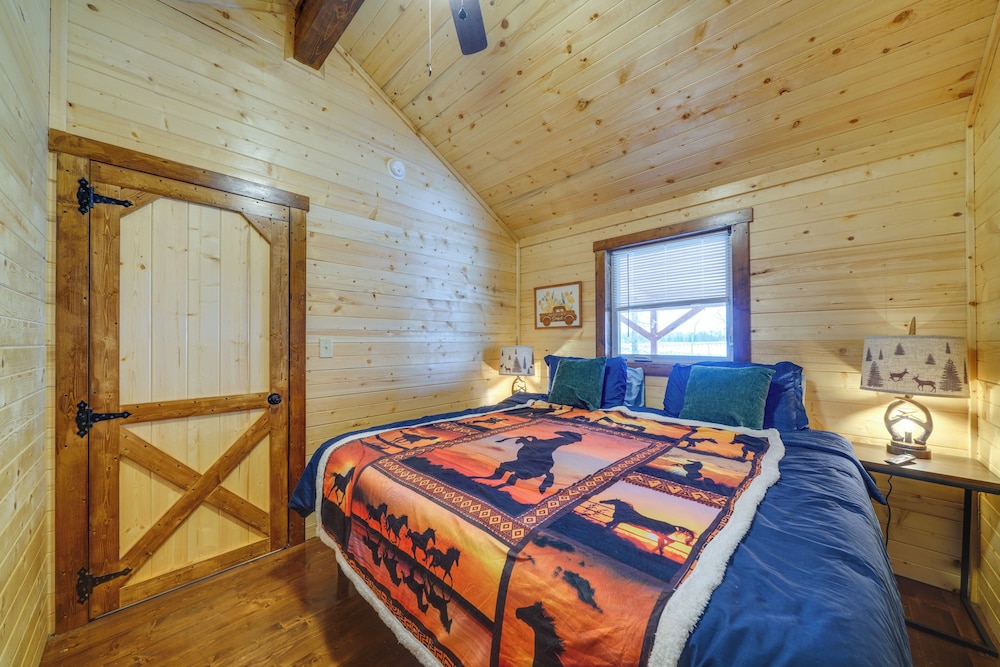 Pond-view Cabin Near Louisville on Racehorse Farm!