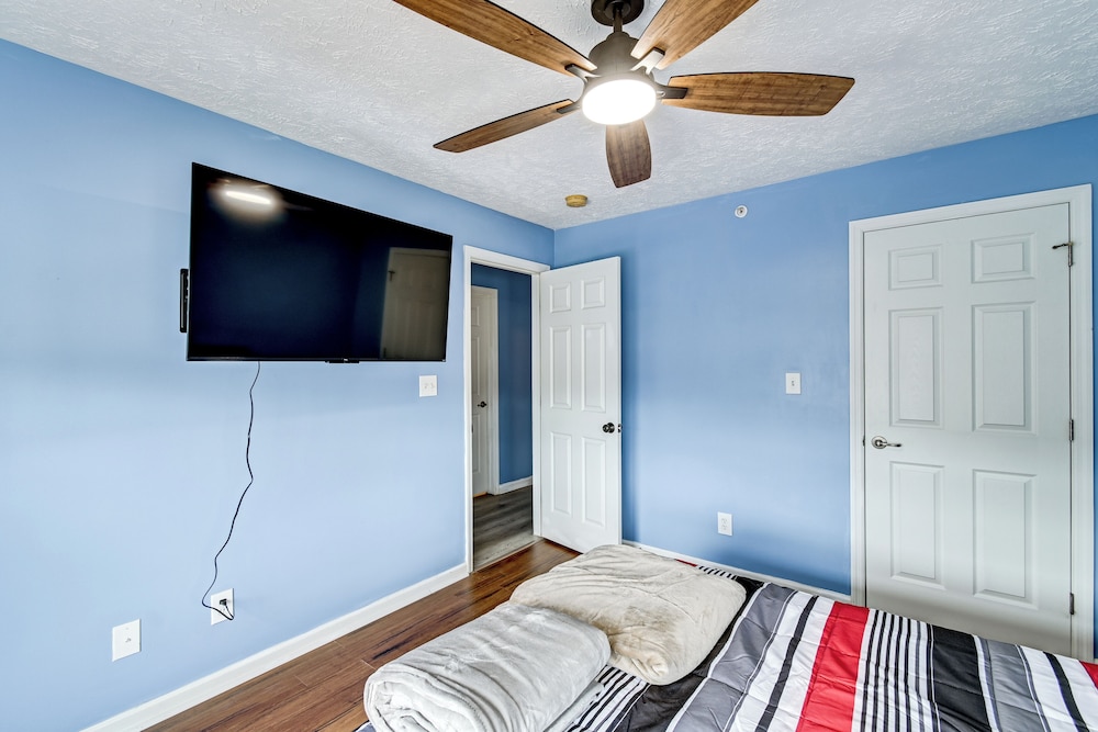 Lake & Pool Access, Home Gym: Fayetteville Condo!