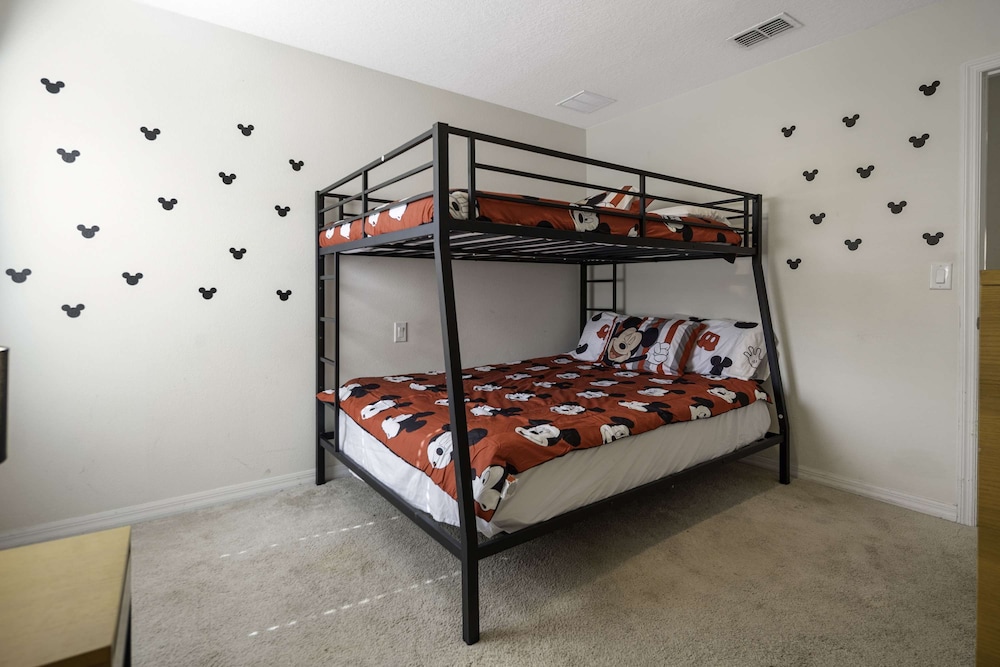 10 Min to Disney Cozy Townhome Jacuzzi