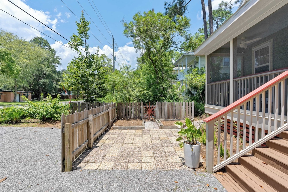 Bayou Bungalow by Avantstay Walk to Boat Ramp & Bay Private Yard