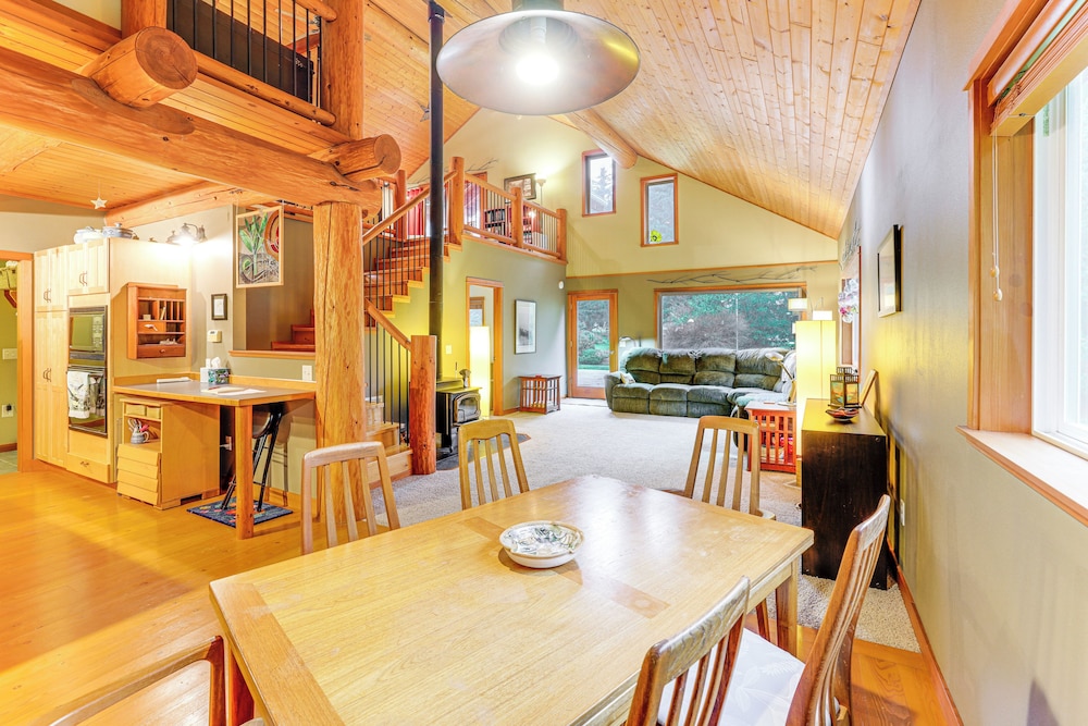 11 Mi to Olympic NP: Port Angeles Retreat w/ Deck