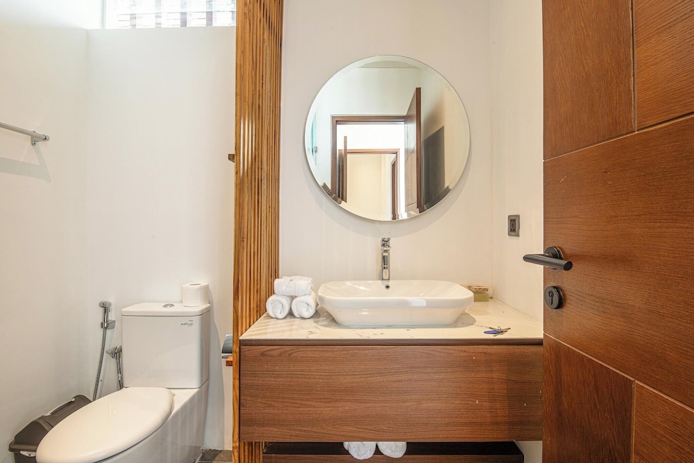 Tropical Elegance 5BR Canggu Villa Near Beach