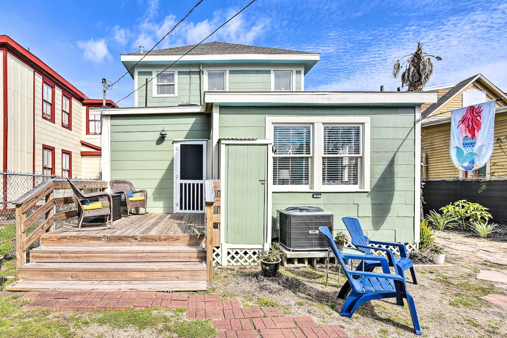 Historic Galveston Hideaway, Walk to the Beach!