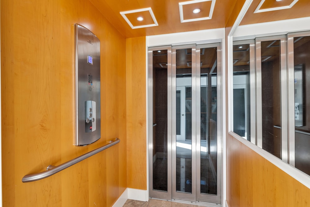 New Listing! Reel Joy Waterfront Luxe With Pool And Private Dock 4 Bedroom Home