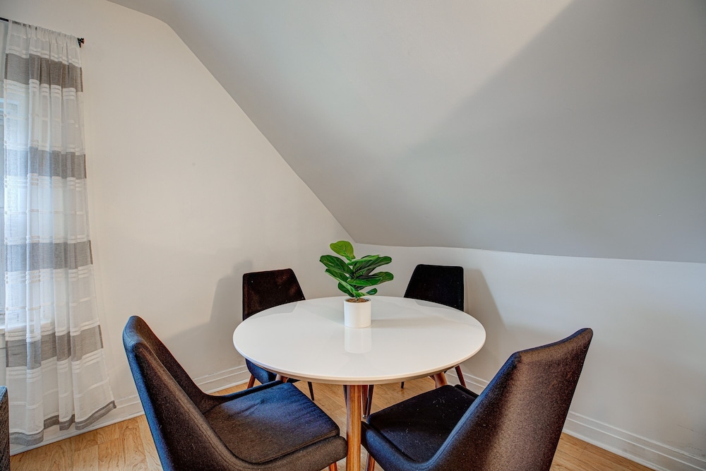 Chic Penthouse in Perfect Wrigleyville Location by AllSet Turnover photo 4