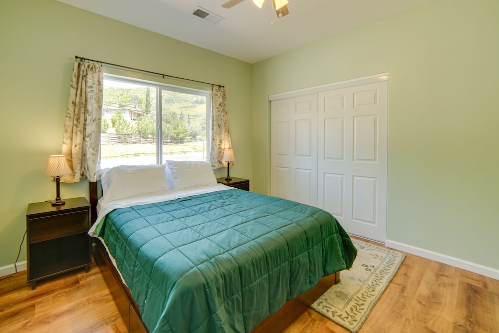 Clearlake Vacation Rental w/ Nearby Lake Access! view 2