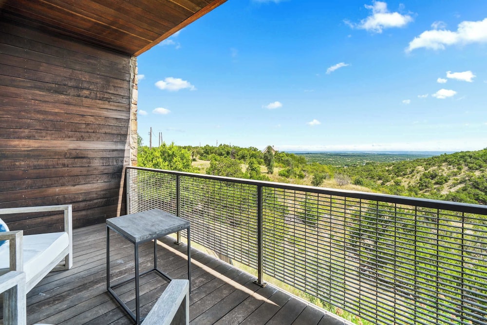 Luxury 4BR Hilltop Retreat Hot Tub & Scenic Views