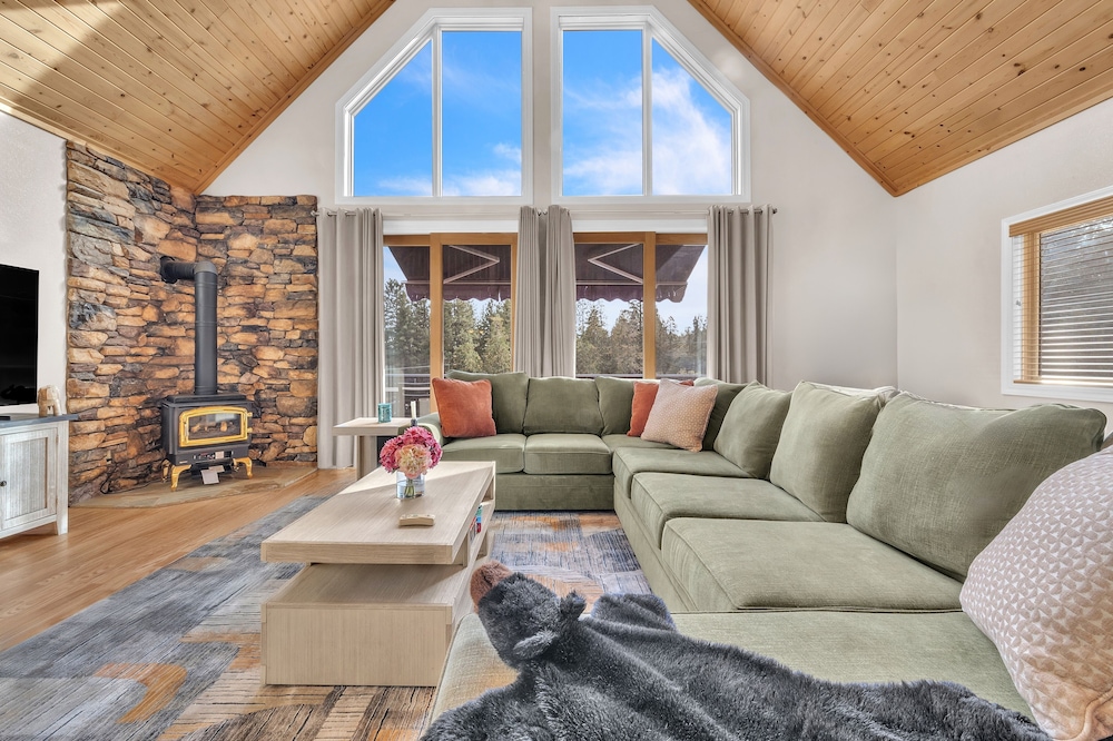 Prasad Retreat - Sunny Home W/ Deck & Air Hockey 3 Bedroom Home by Bear Valley Vacation Rentals