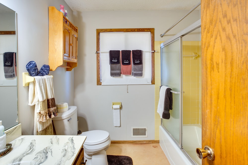 Spacious Family Home: 11 Mi to Dtwn Minneapolis!