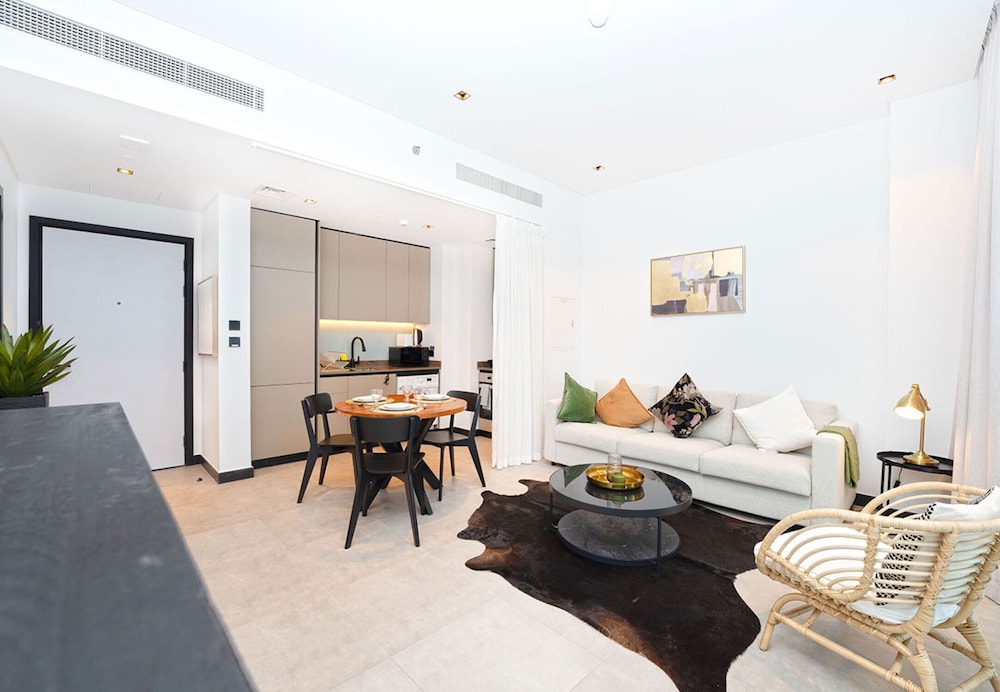 Easygo- Executive 1bdr Northside Busbay