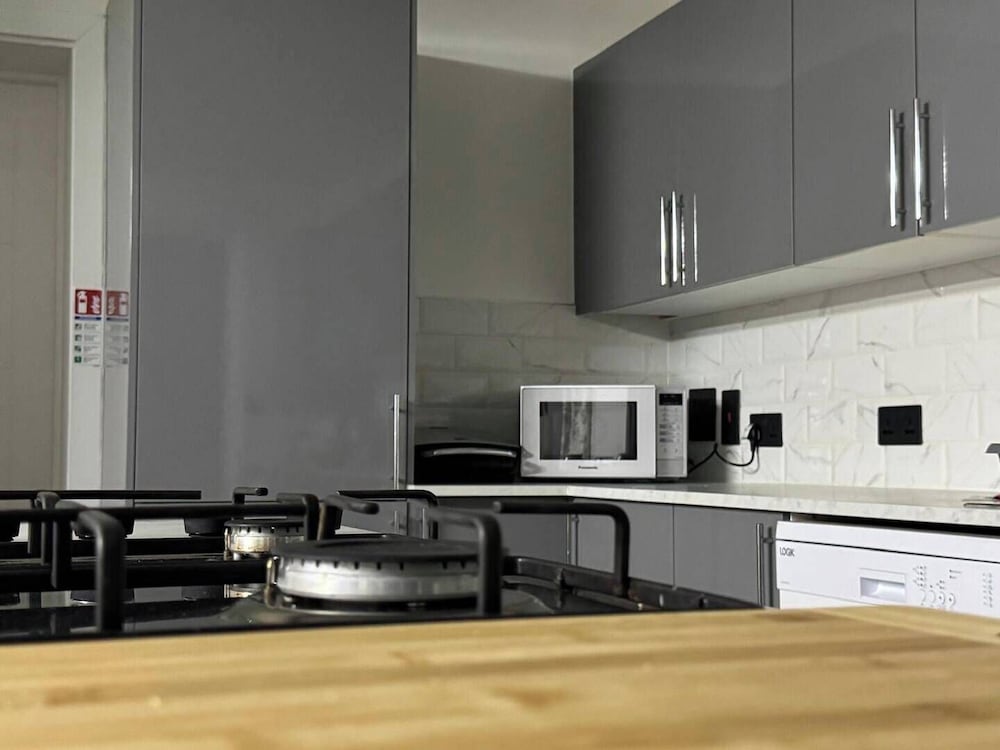 Contemporary 2 bed House With Parking