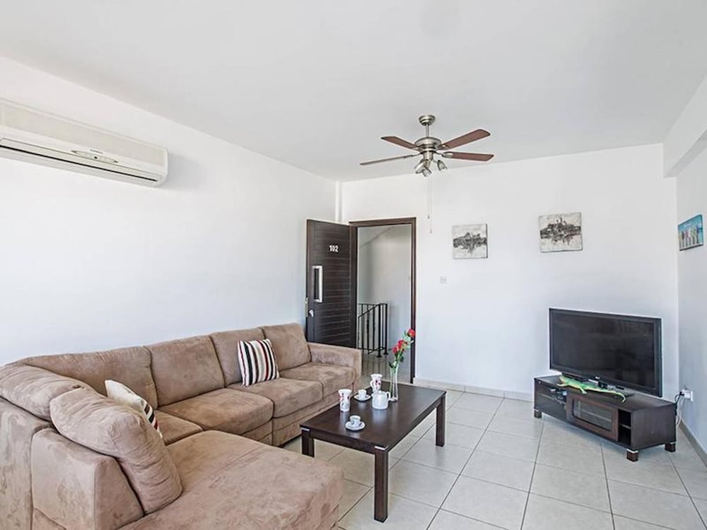 Apt Faye, Beautiful 2bdr Pernera Apartment view 4
