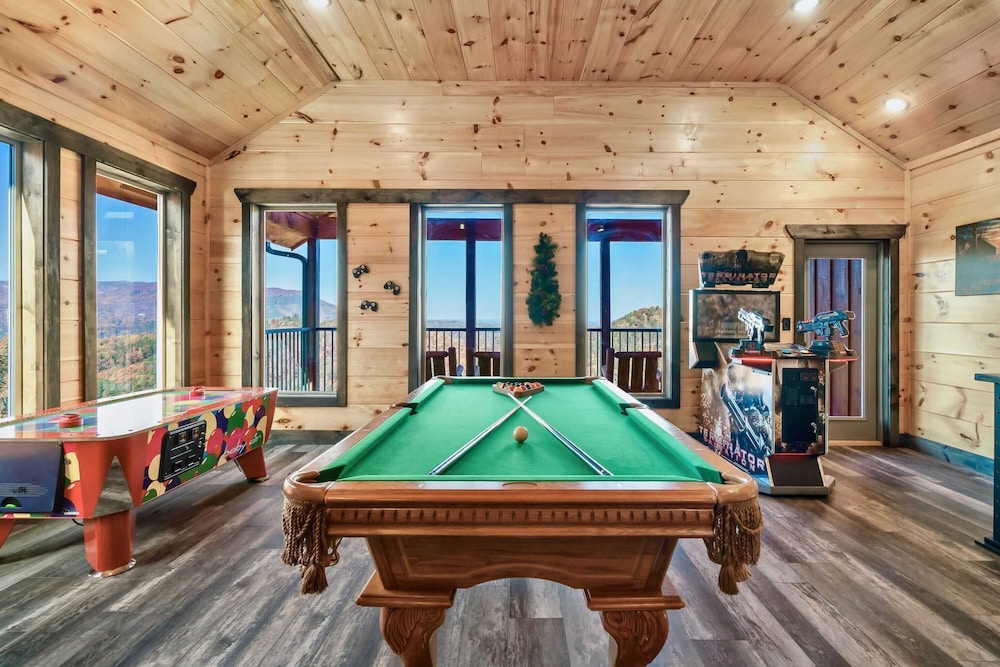 2 Homes Firefly Trail Way by Avantstay Sleeps 28, Indoor Pool + Hot Tub + Movie Theater & Game Room